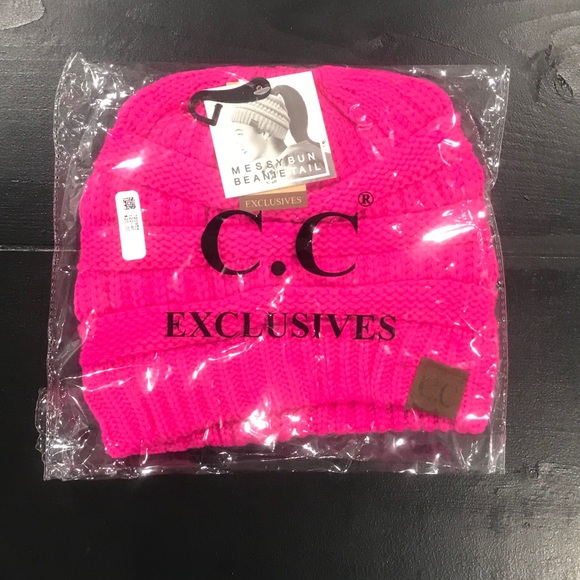 CC messy bun beanie - Picture 6 of 7